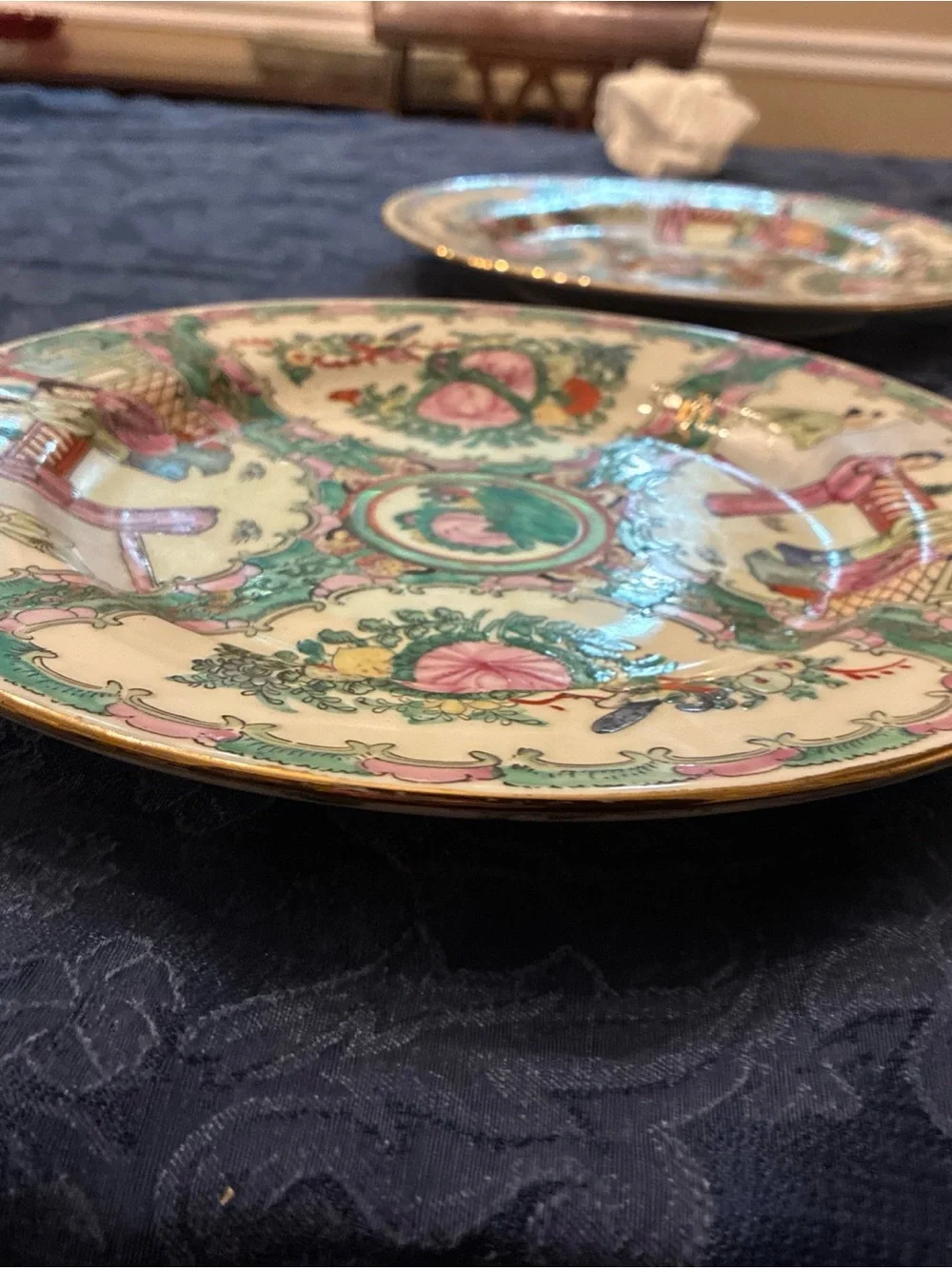 Set of 4 Vintage Rose Medallion Dinner Plates 10.5” Matched Chinese Export